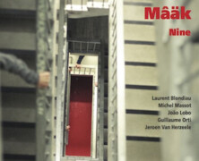 Mâäk, Nine